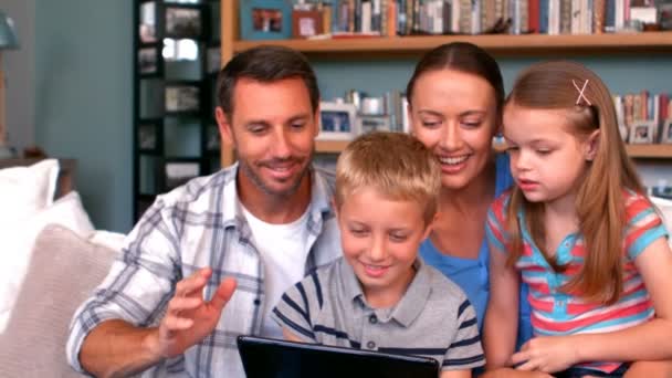 Familie doen van een video-chat — Stockvideo