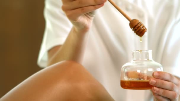 Mujer consiguiendo sus piernas encerado por belleza terapeuta — Vídeos de Stock