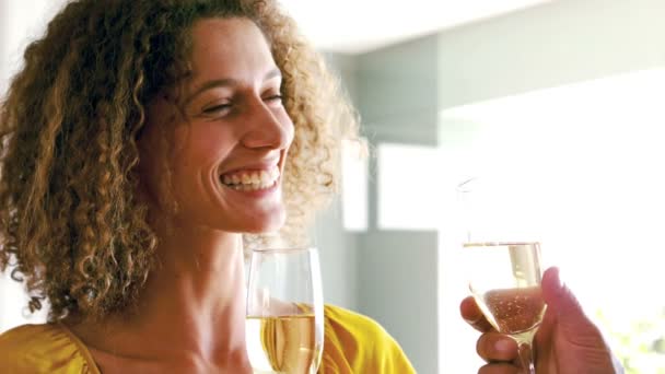 Linda pareja brindando con champán en la sala de estar — Vídeo de stock