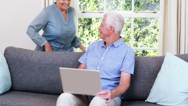 Seniorenpaar am Laptop — Stockvideo
