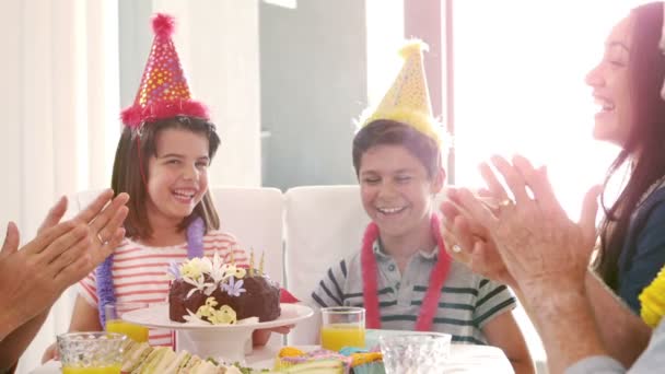 Lindo familia celebrando lindo hermanos cumpleaños — Vídeos de Stock