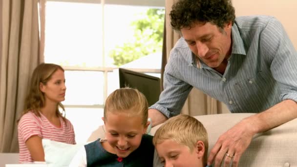 Leuke familie kijken naar Tablet PC — Stockvideo