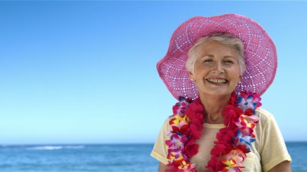 年配の女性がカメラに笑顔 — ストック動画