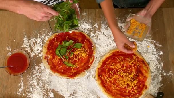 Verliezen van weergave van een paar pizza bereiden — Stockvideo