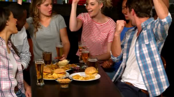 Freunde triumphieren mit Burgern und Pints — Stockvideo