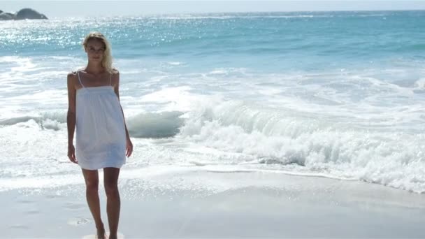 Mujer caminando en la playa — Vídeos de Stock