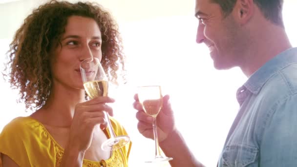 Linda pareja brindando con champán en la sala de estar — Vídeo de stock