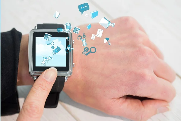 Kvinna med smartwatch med apps — Stockfoto