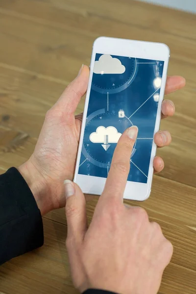 Femme utilisant un smartphone avec des graphismes cloud — Photo