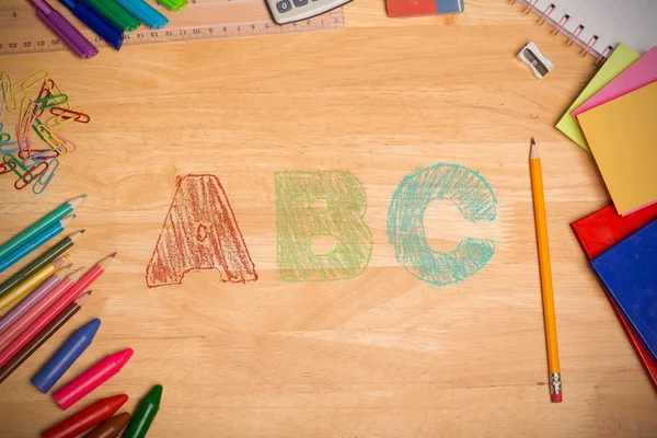 Table avec crayons de couleur — Photo