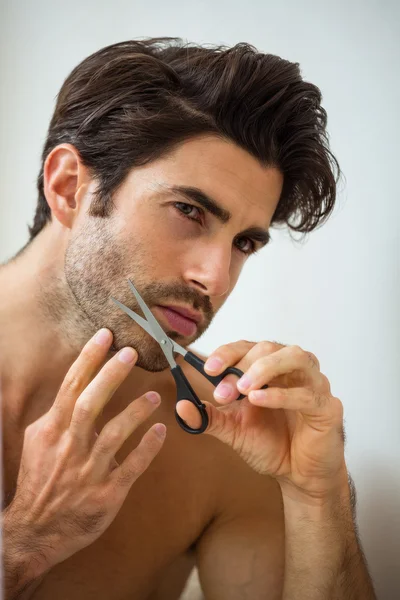 Man cutting beard with scissor — Stock Photo, Image