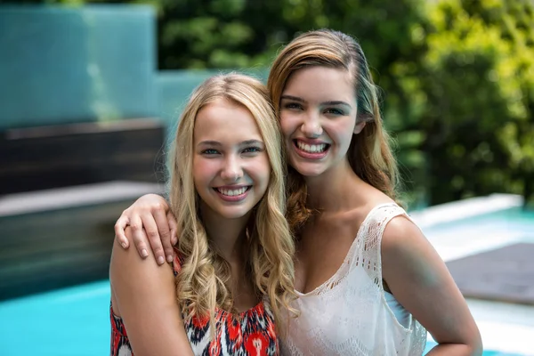 Frauen amüsieren sich in Schwimmbadnähe — Stockfoto