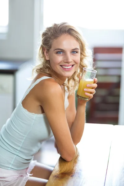 Usmívající se žena drží sklenici šťávy — Stock fotografie