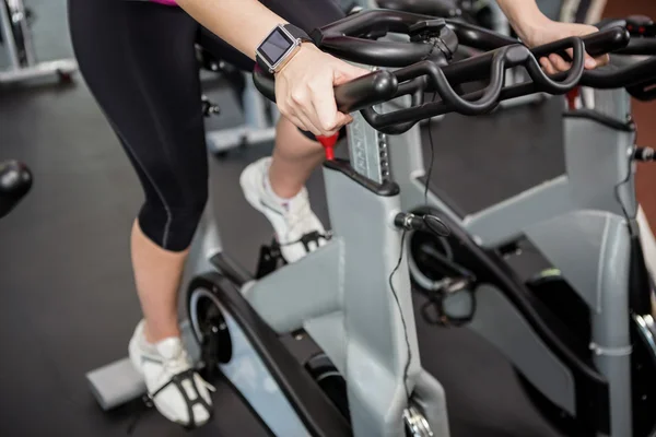 運動用の自転車でワークアウトの女性 — Stockfoto