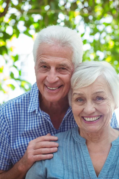 Sorridente coppia anziana — Foto Stock