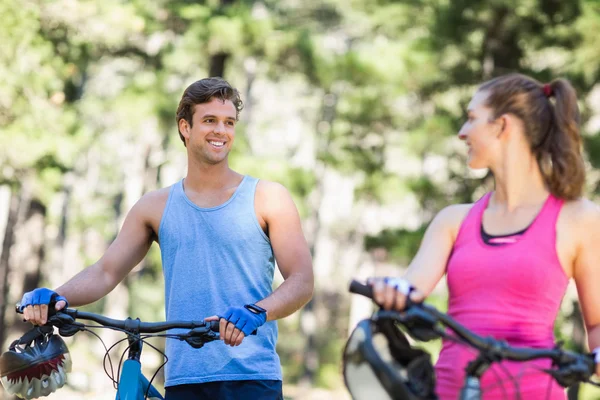 Hombre feliz mirando a la mujer —  Fotos de Stock