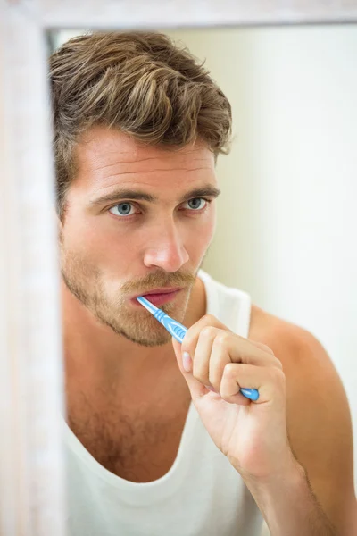 Jeune homme brossant les dents — Photo