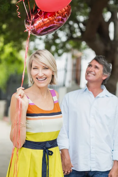 Mujer con globos y hombre — Foto de Stock