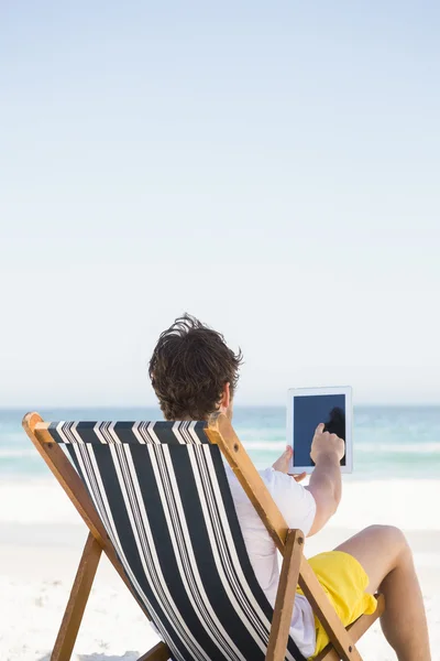 Man kopplar av och med hjälp av Tablet PC — Stockfoto