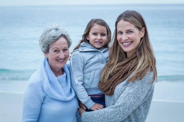 Kvinnor står vid stranden — Stockfoto