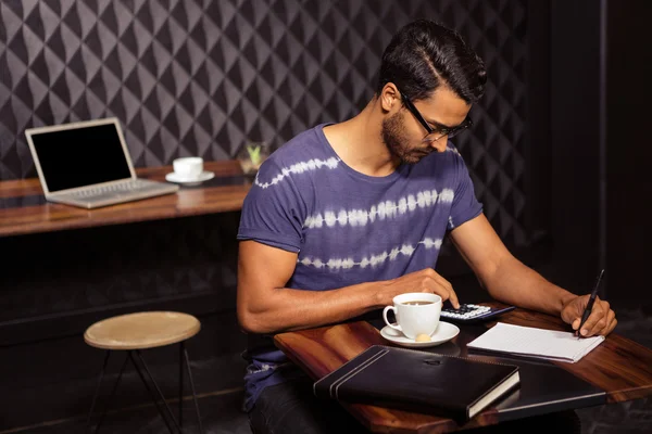 Mann macht sich Notizen — Stockfoto