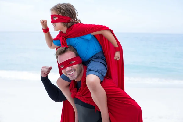 Vater und Sohn in Superheldenkostümen — Stockfoto