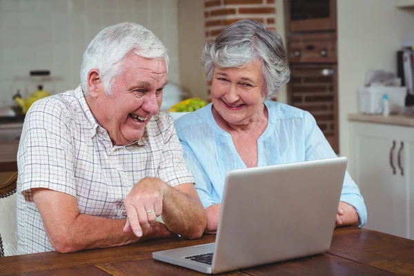 Gepensioneerde paar met behulp van laptop — Stockfoto