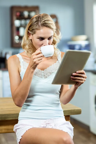 Jonge vrouw die koffie drinkt — Stockfoto