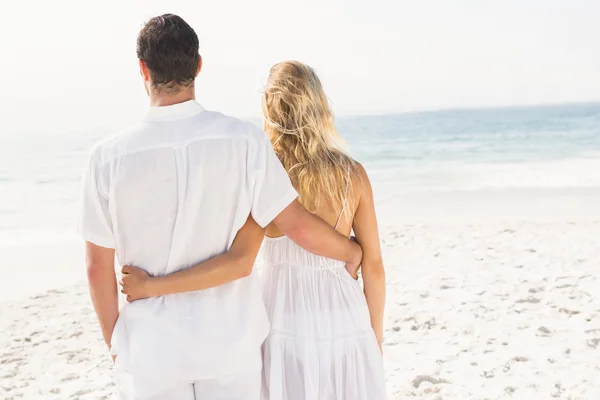 Casal com braço ao redor um do outro — Fotografia de Stock