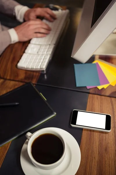 Creatief zakenman met behulp van computer — Stockfoto