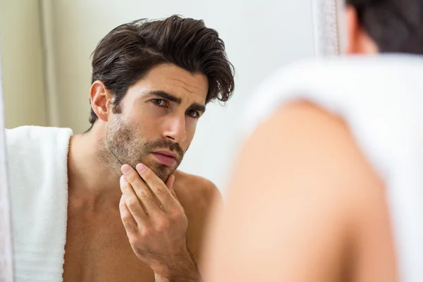 Uomo controllando la sua barba in bagno — Foto Stock