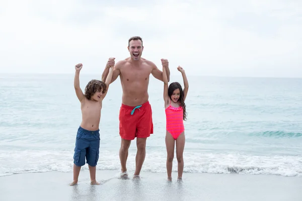 Otec s dětmi těší na pláži — Stock fotografie