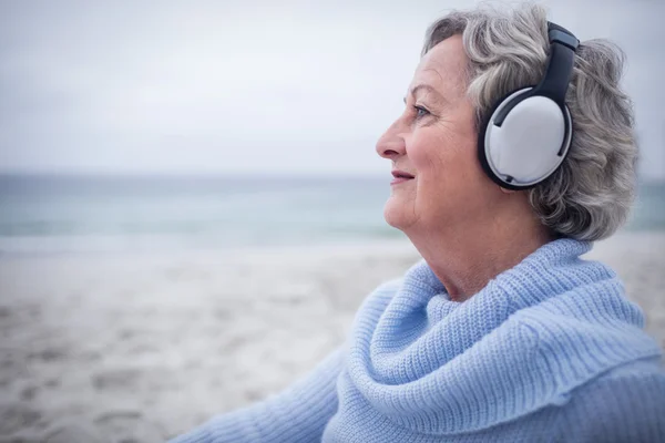 Ανώτερος γυναίκα ακούγοντας μουσική — Φωτογραφία Αρχείου