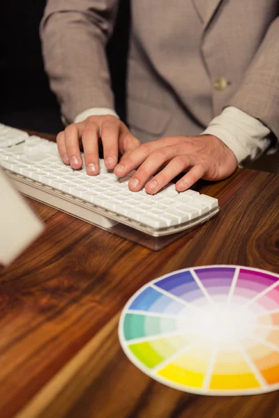 Creatief zakenman met behulp van computer — Stockfoto