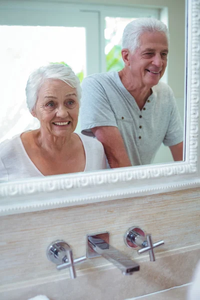 Paar reflecteren op spiegel — Stockfoto