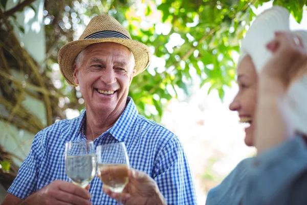 Casal brindar vinho branco — Fotografia de Stock