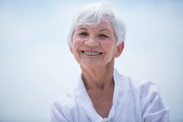 Sorridente donna anziana — Foto Stock