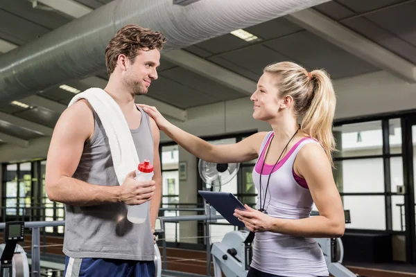 Man interacting with trainer — Stock Photo, Image