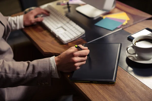 Kreativer Geschäftsmann am Computer — Stockfoto