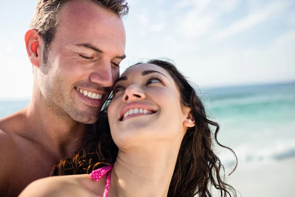 Casal feliz abraçando uns aos outros — Fotografia de Stock