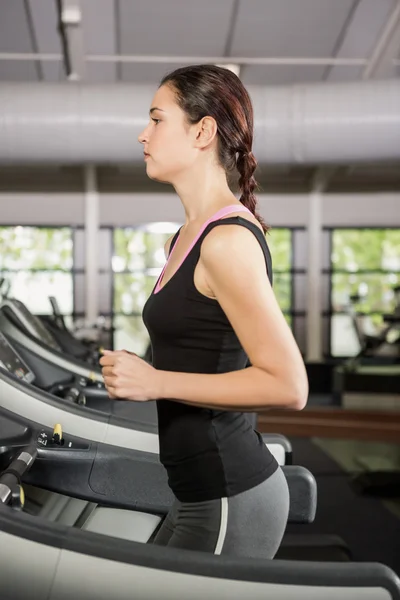 Frau joggt auf Laufband — Stockfoto