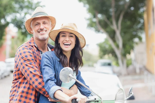 Paar auf Moped in der Stadt — Stockfoto