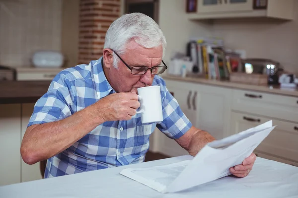 Senior man die koffie drinkt — Stockfoto