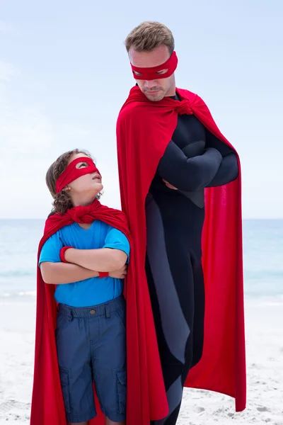 Pai e filho em trajes de super-herói — Fotografia de Stock