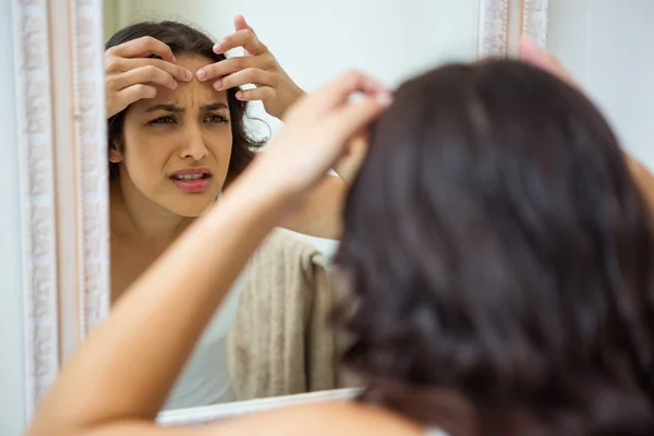 Mulher estourando sua espinha — Fotografia de Stock