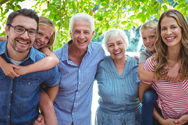 Família sorridente com avós — Fotografia de Stock