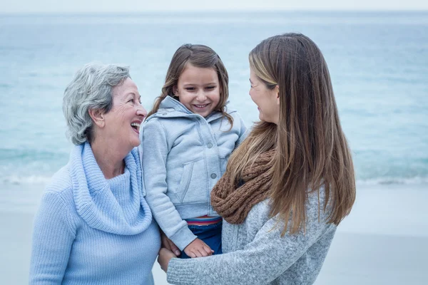 Три поколения женщин на пляже — стоковое фото