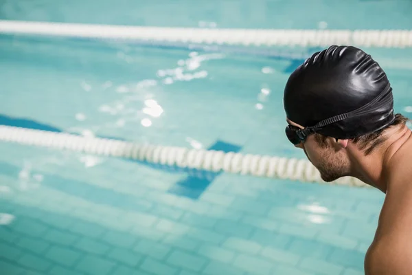 Nadador a punto de sumergirse en la piscina — Foto de Stock