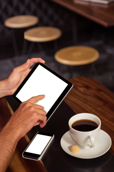 Csípő ember használ a tabletta és okostelefon — Stock Fotó