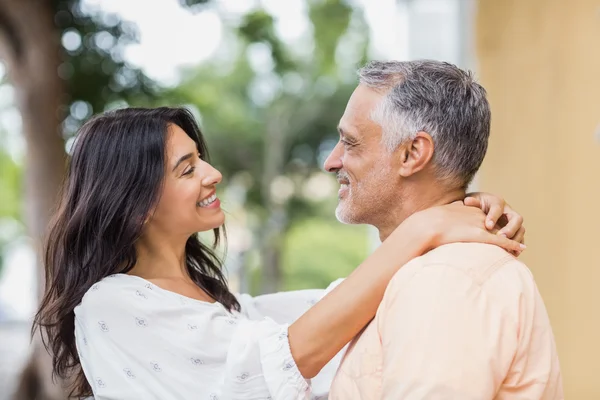 Couple looking each other — Stock Photo, Image